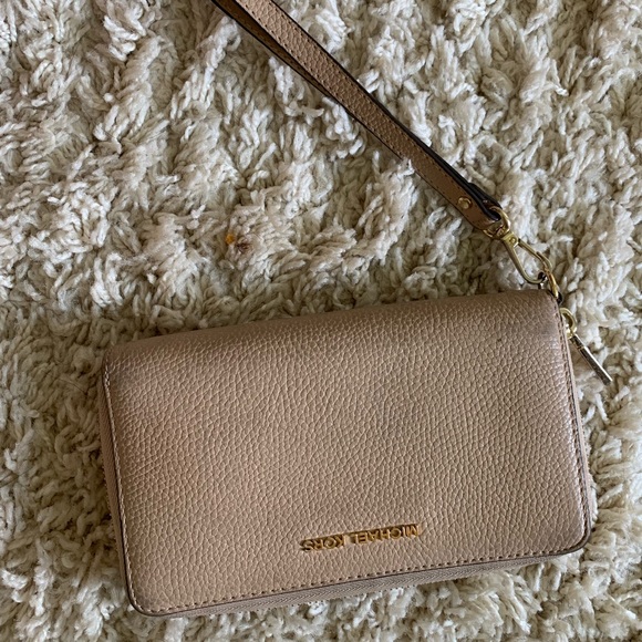Michael Kors Handbags - Michael Kors wallet!
